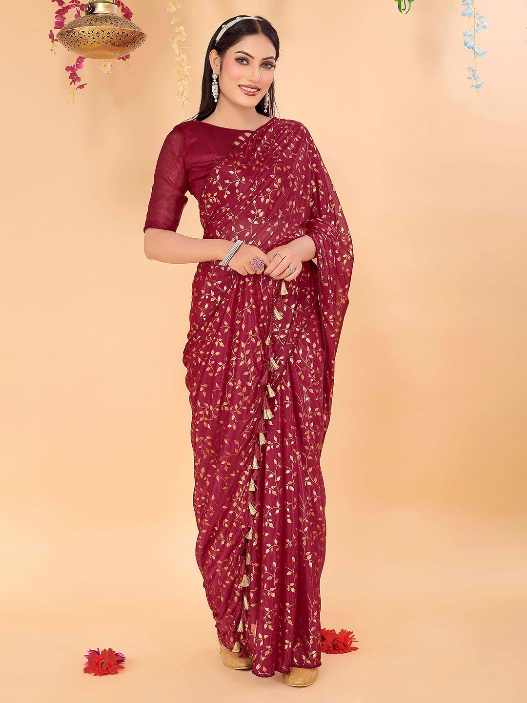 

SAADHVI Floral Printed Saree, Red