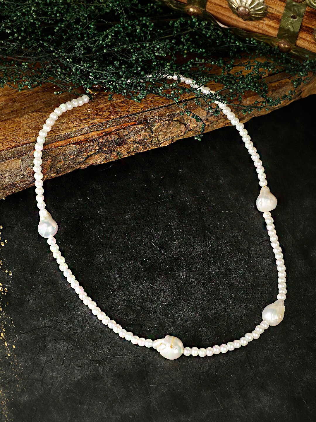 

Berserk Pearls Necklace, Gold