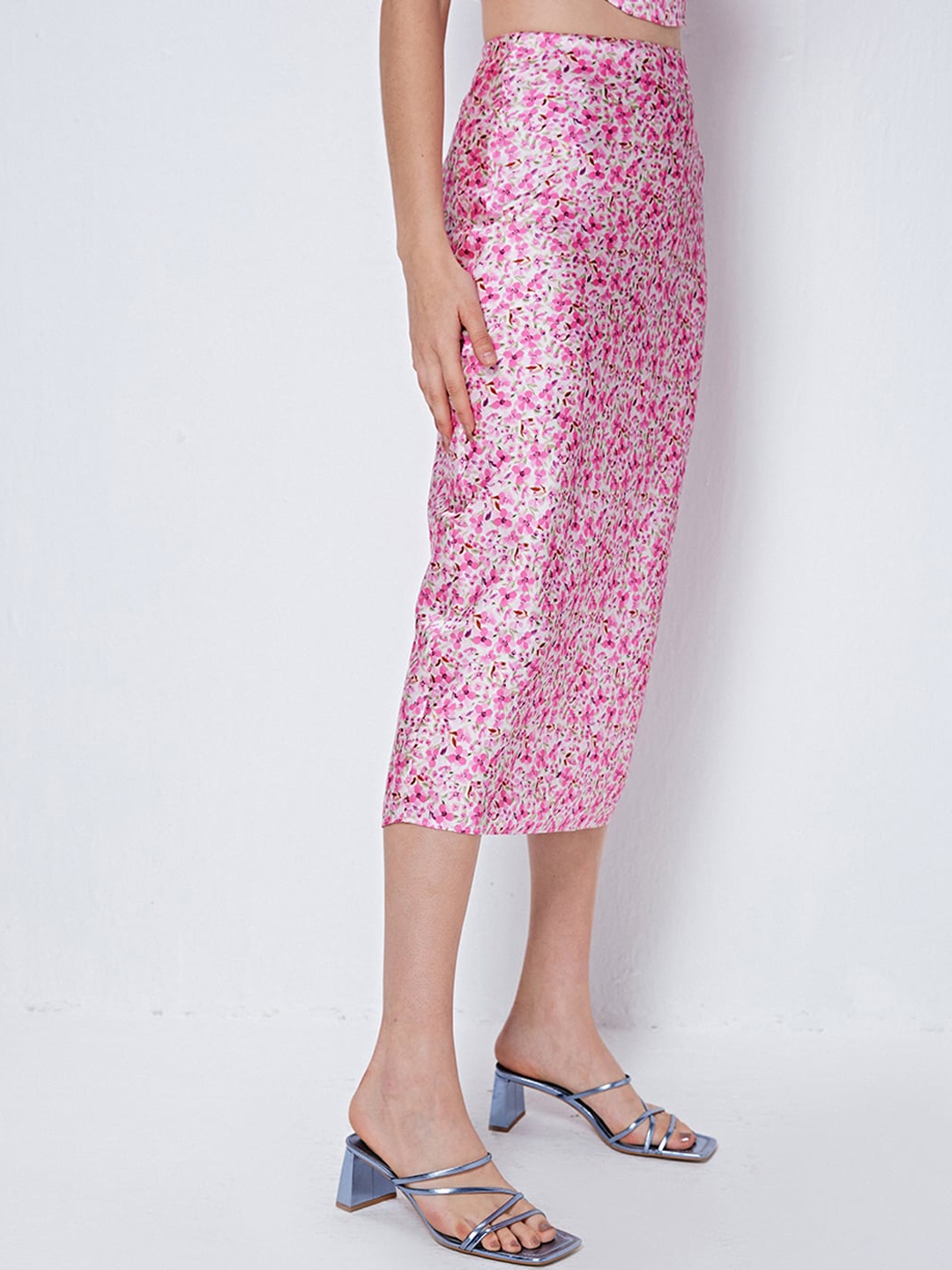 

COVER STORY Pink Floral Printed Pencil Midi Skirt