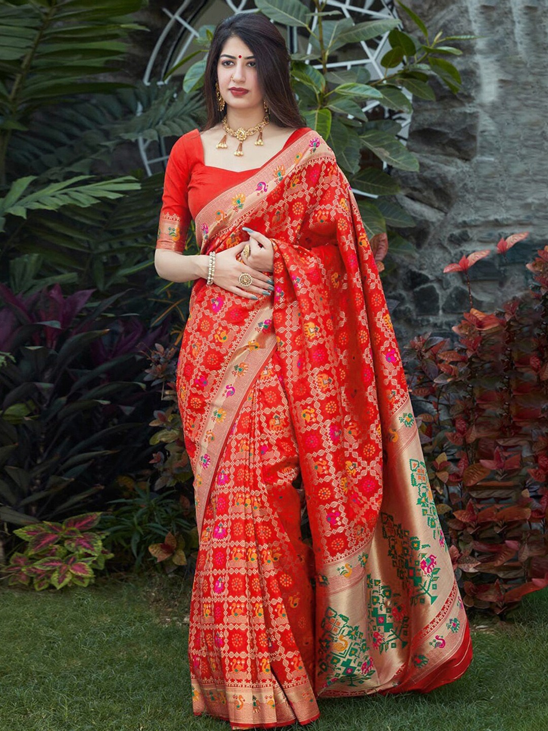 

Mitera Ethnic Motifs Woven Design Zari Banarasi Saree, Red