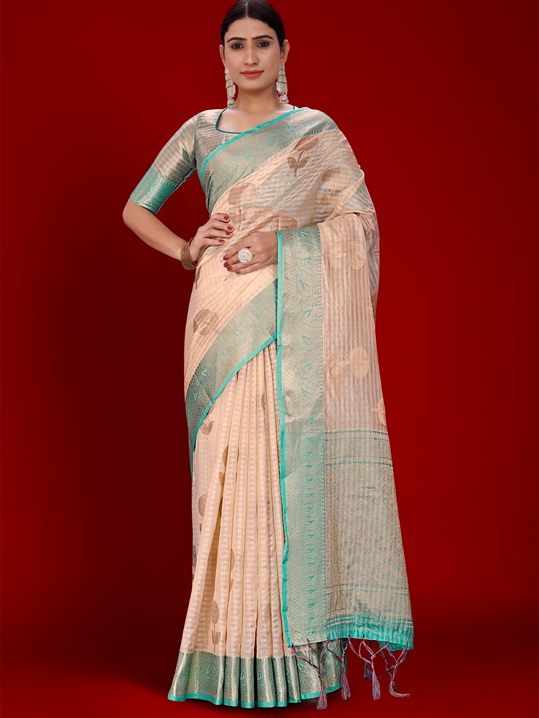 

Mitera Peach-Coloured Floral Woven Design Zari Organza Banarasi Saree