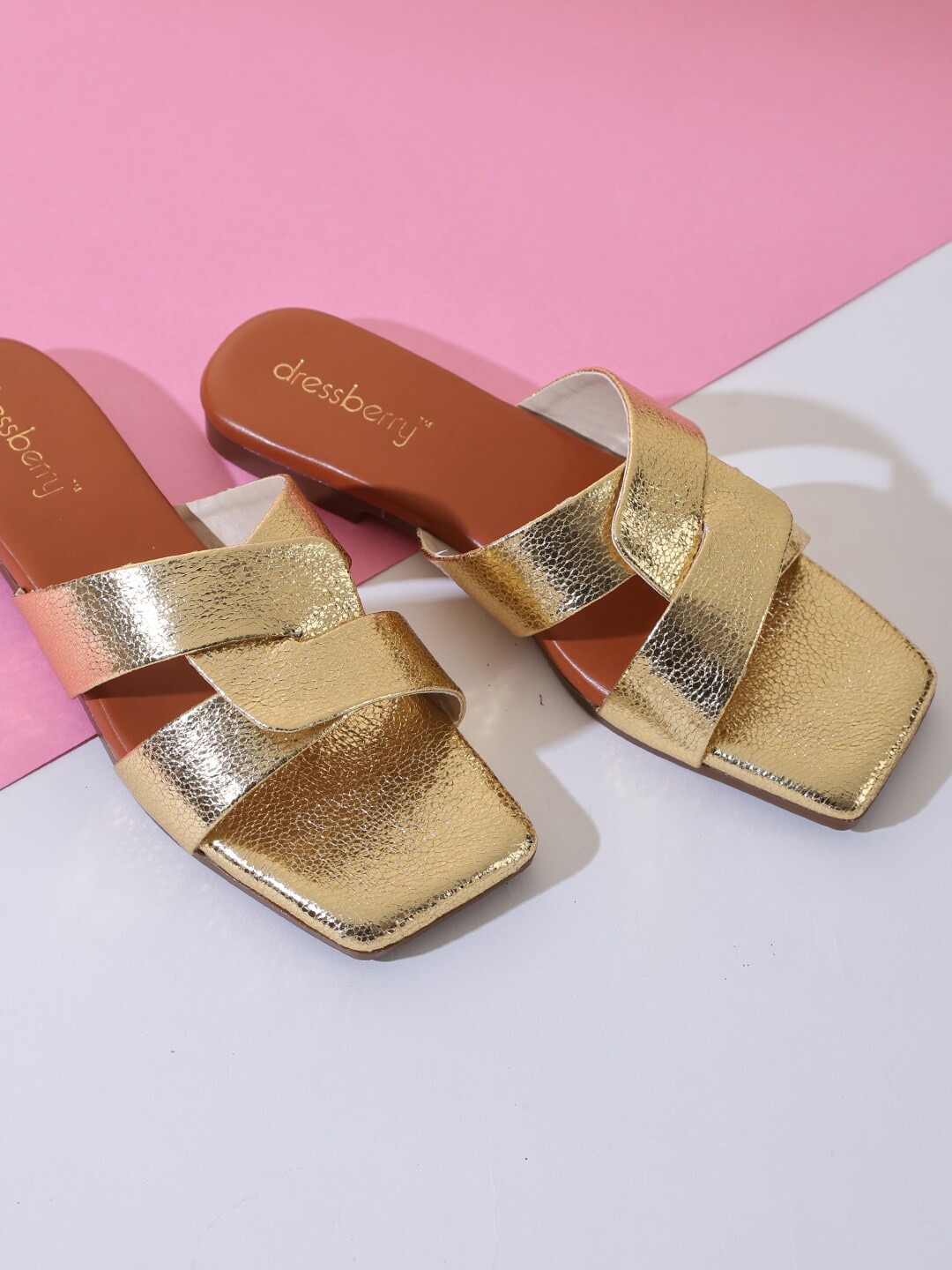 

DressBerry Gold-Toned Textured Open Toe Flats
