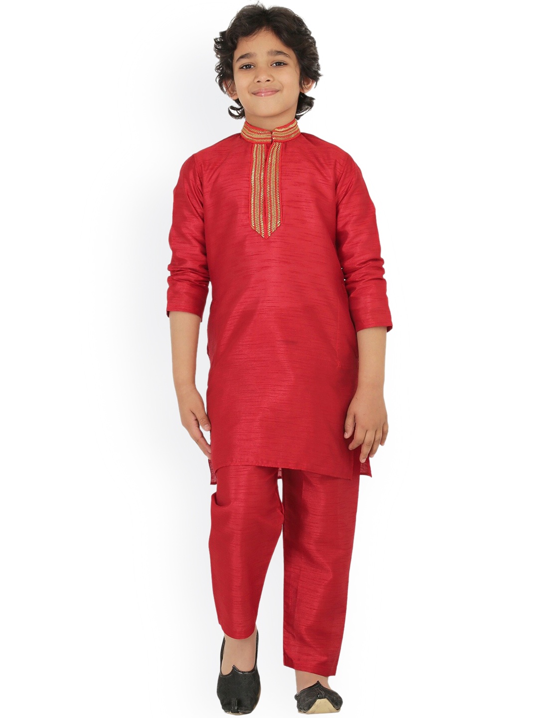 

SmartRAHO Boys Mandarin Collar Zari Detail Dupion Silk Kurta with Pyjamas, Maroon