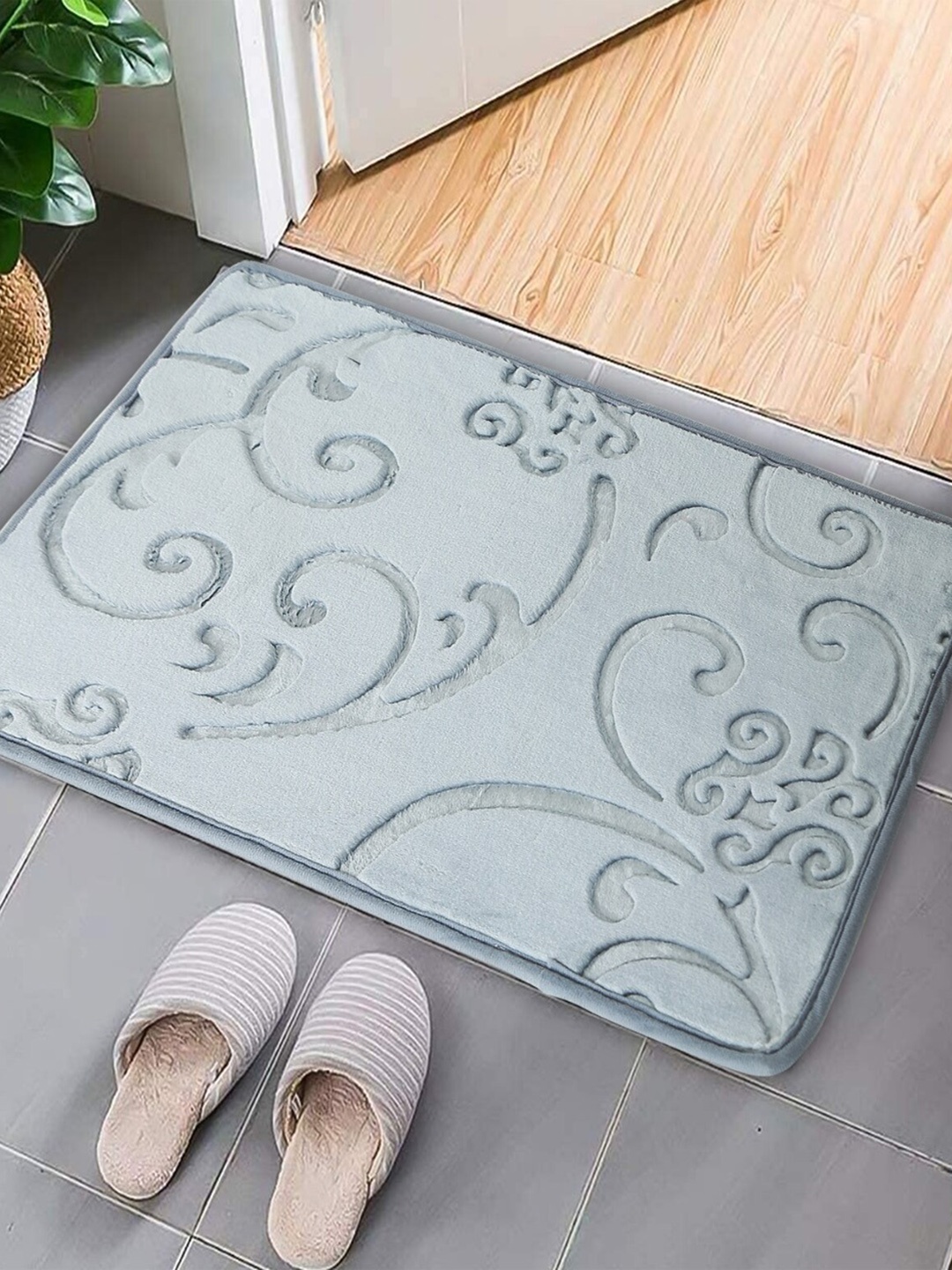 

CURIOUS LIFESTYLE Grey Floral-Embossed Anti-Slip Door Mat