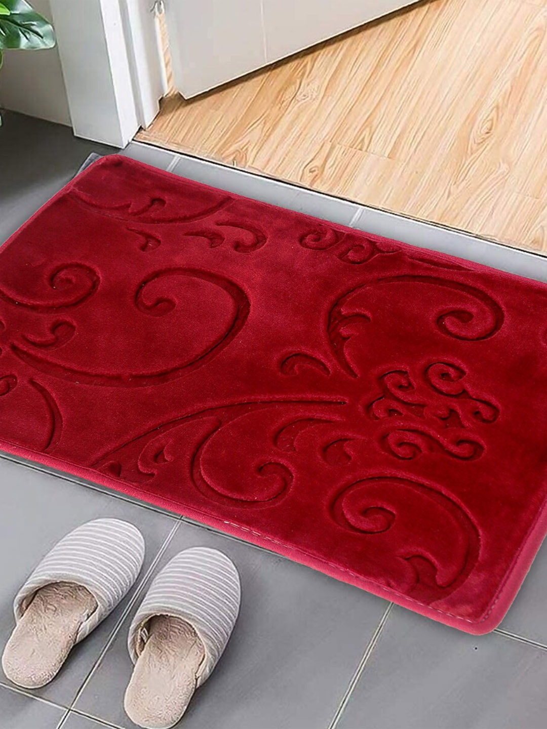 

CURIOUS LIFESTYLE Maroon Floral-Embossed Anti Slip Doormat