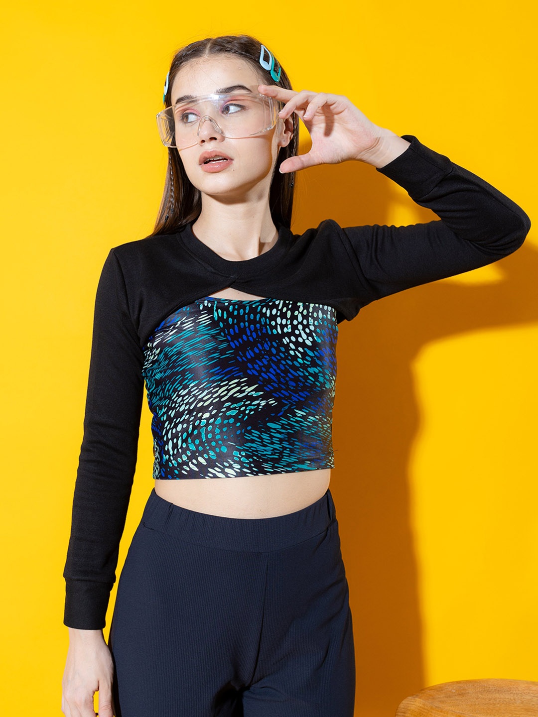 

Stylecast X Hersheinbox Black Abstract Printed Pure Cotton Fitted Crop Top