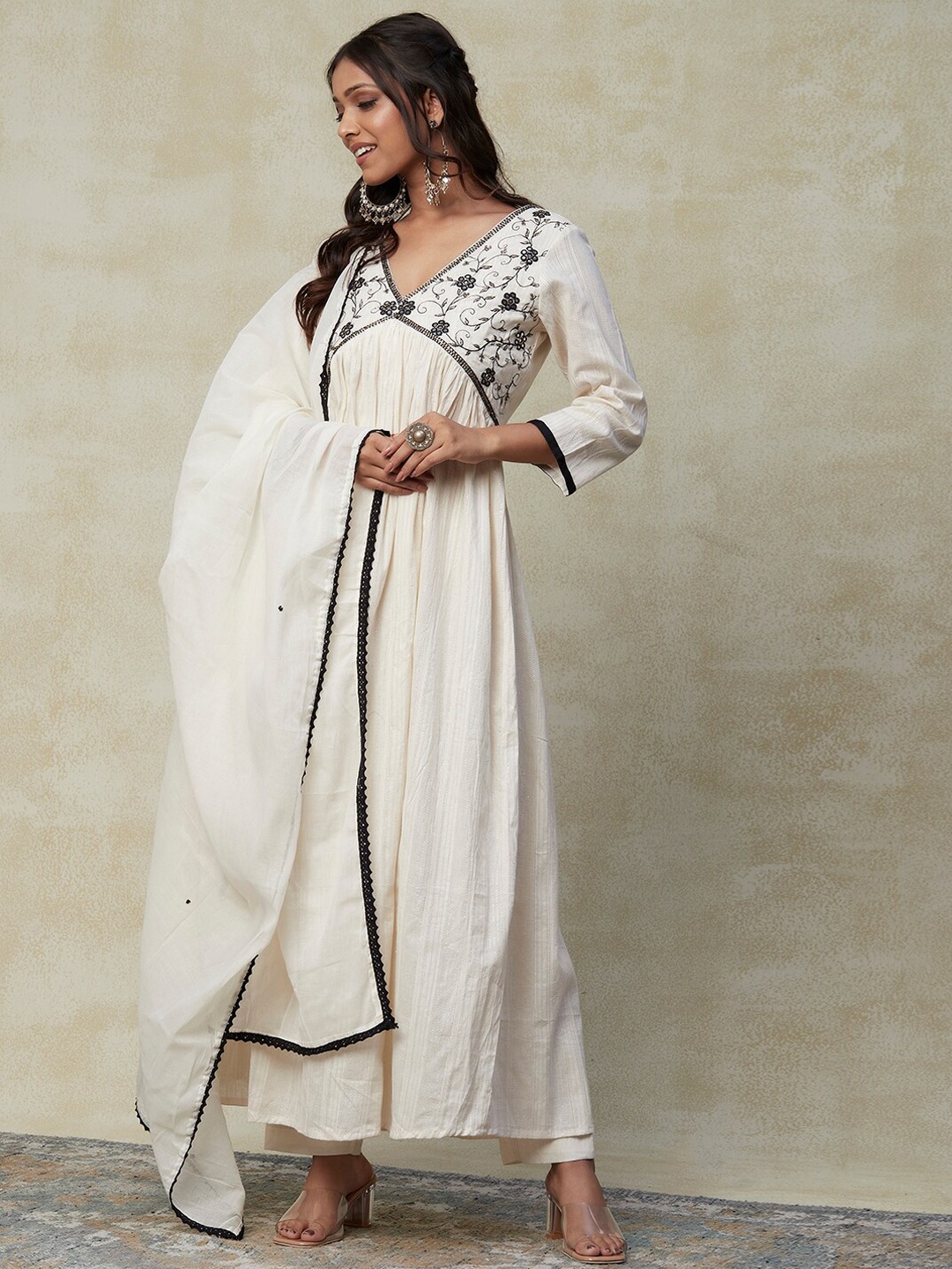 

FASHOR Off White Floral Embroidered Mirror Work Pure Cotton Kurta &Trousers & With Dupatta
