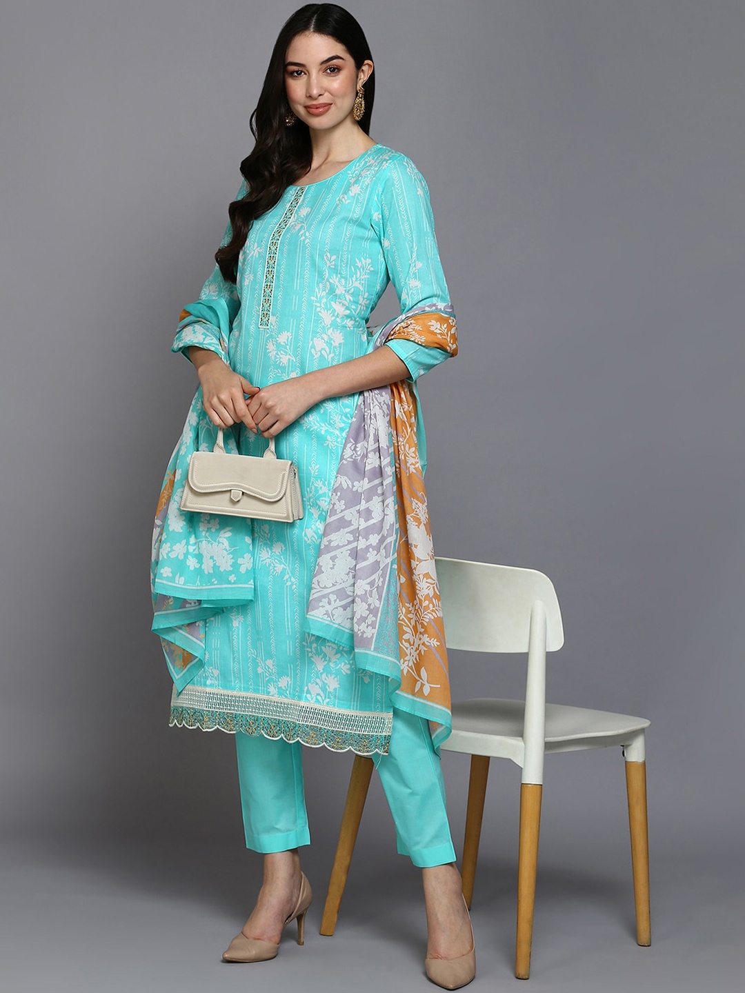 

AHIKA Floral Printed Regular Kurta & Trousers With Dupatta, Turquoise blue