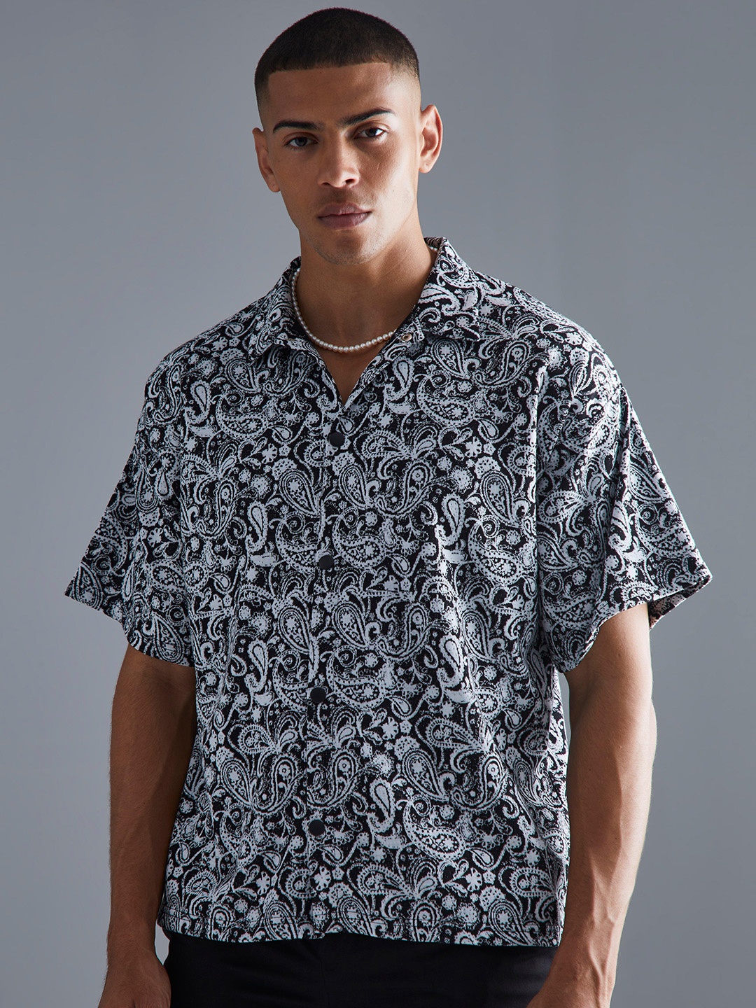 

boohooMAN Men Boxy Printed Casual Shirt, Black