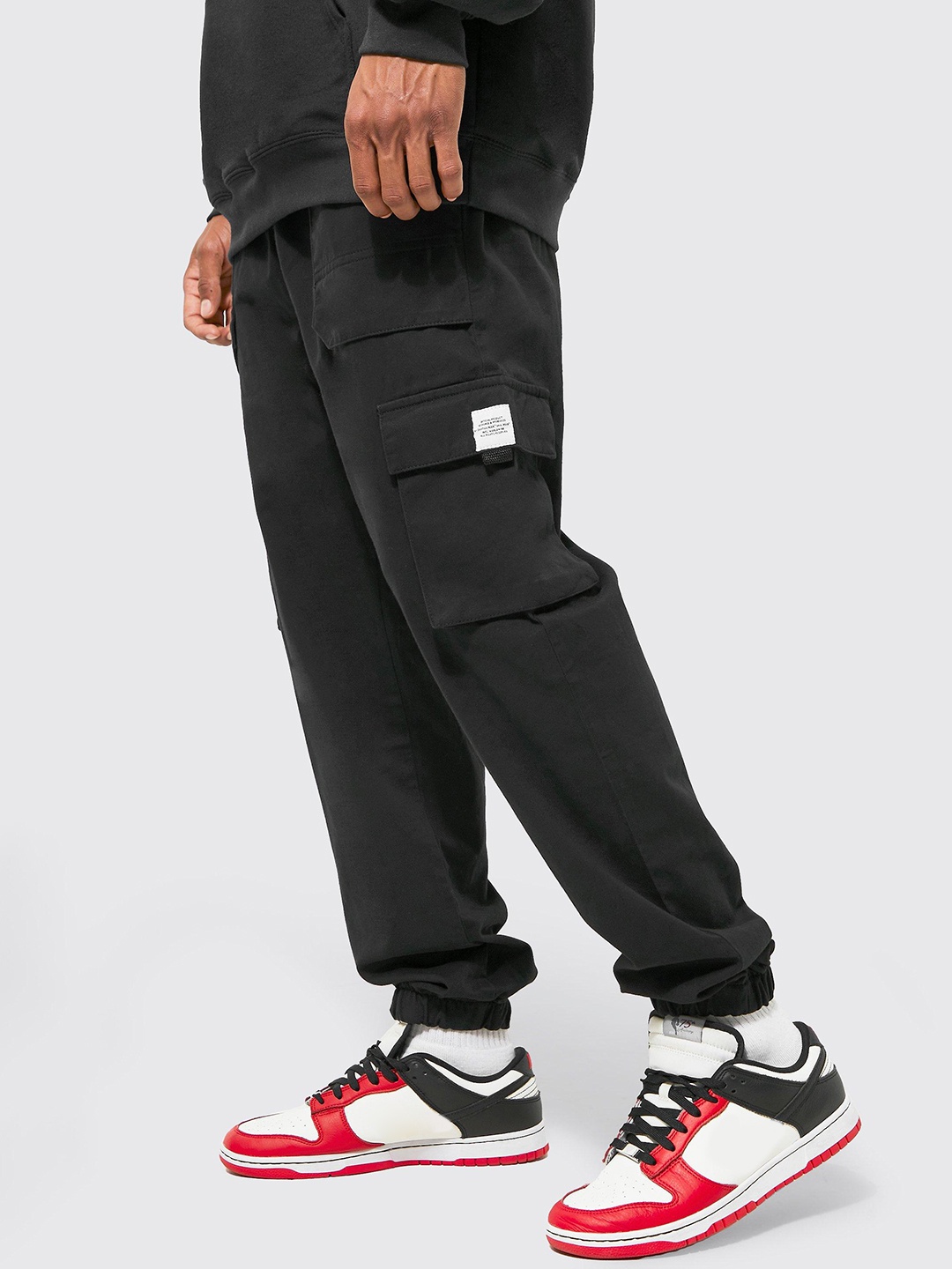 

boohooMAN Men Regular Fit Buckle Detail Cargo Joggers, Black