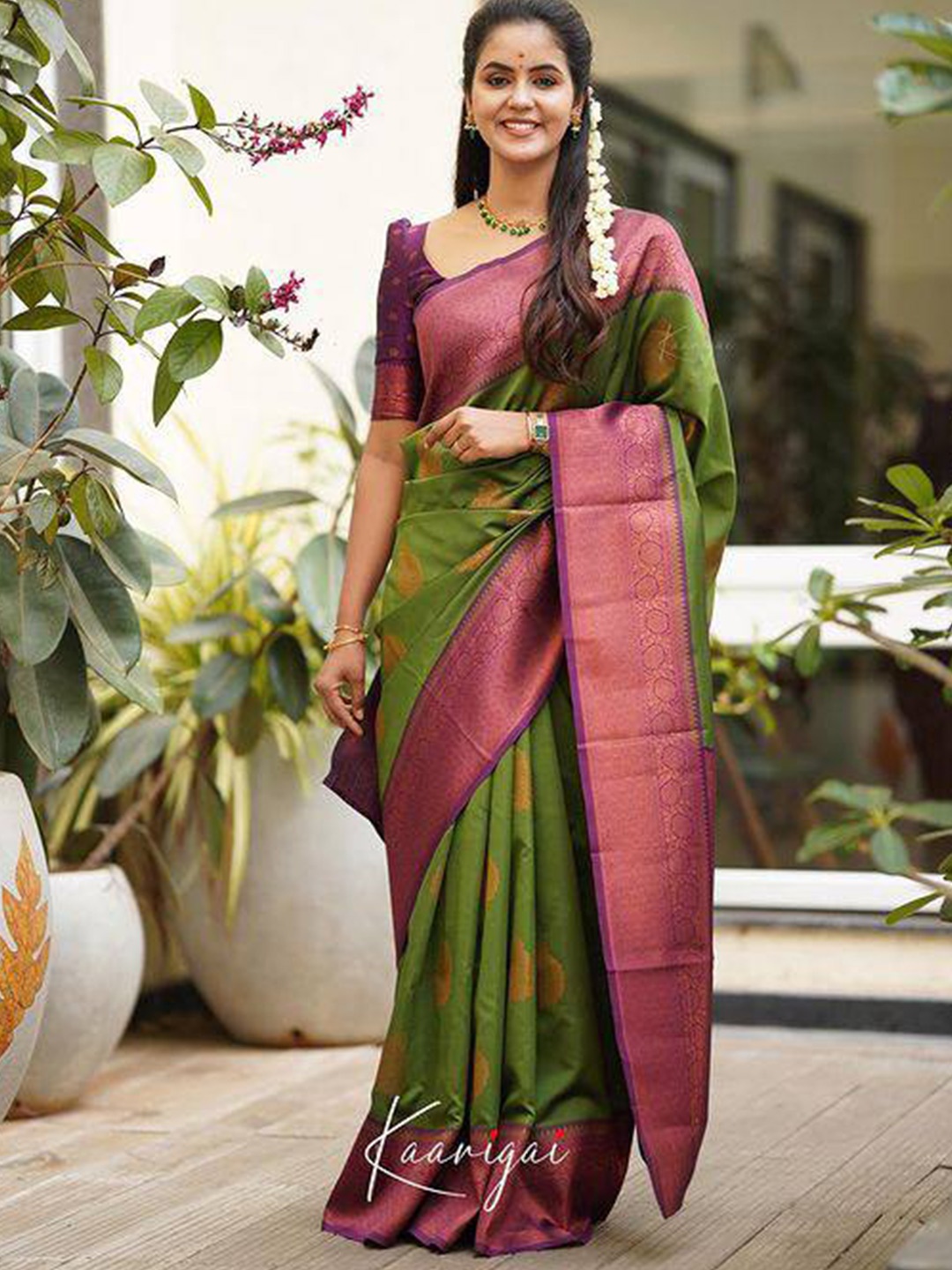 

Fab Viva Ethnic Motif Woven Design Zari Banarasi Saree, Green