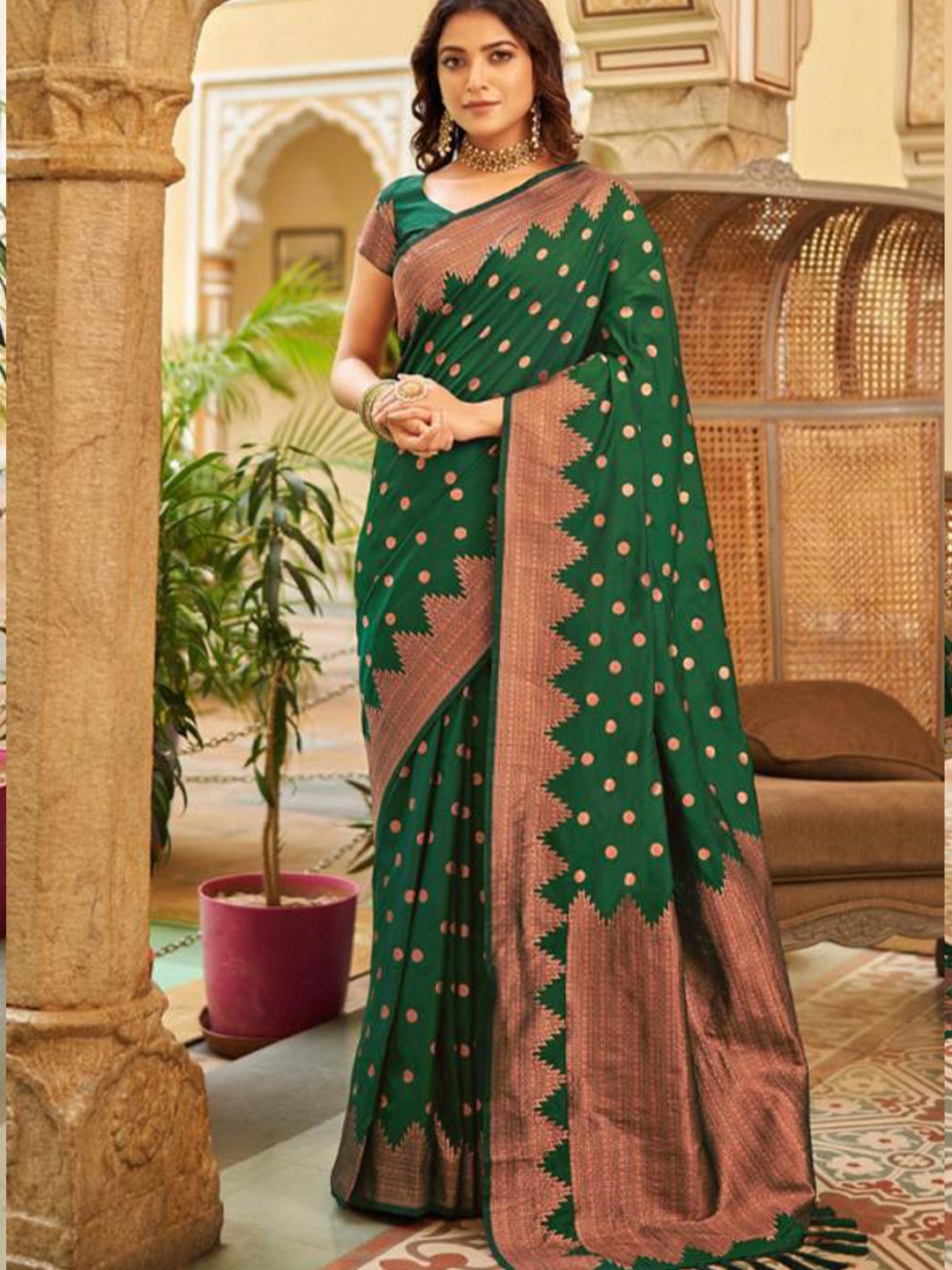 

Fab Viva Geometric Woven Design Zari Banarasi Saree, Green