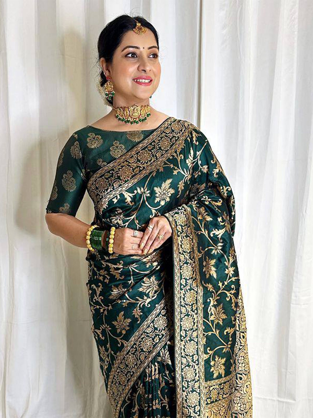 

Fab Viva Floral Woven Design Zari Banarasi Saree, Green