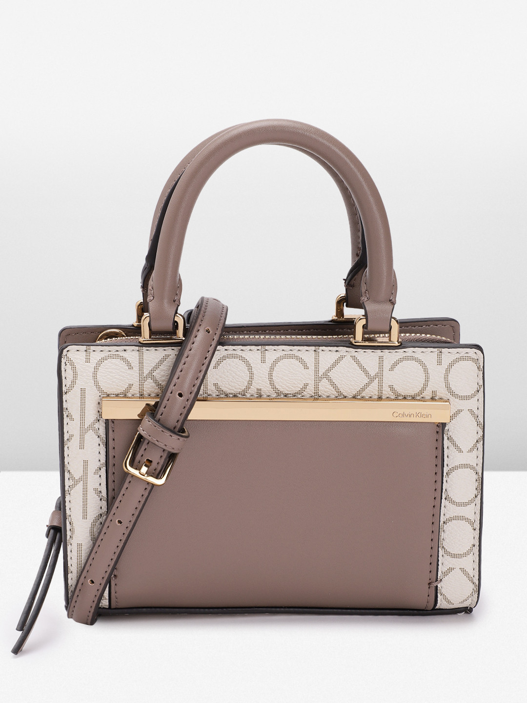 

Calvin Klein Brand Logo Printed Handheld Bag, Off white