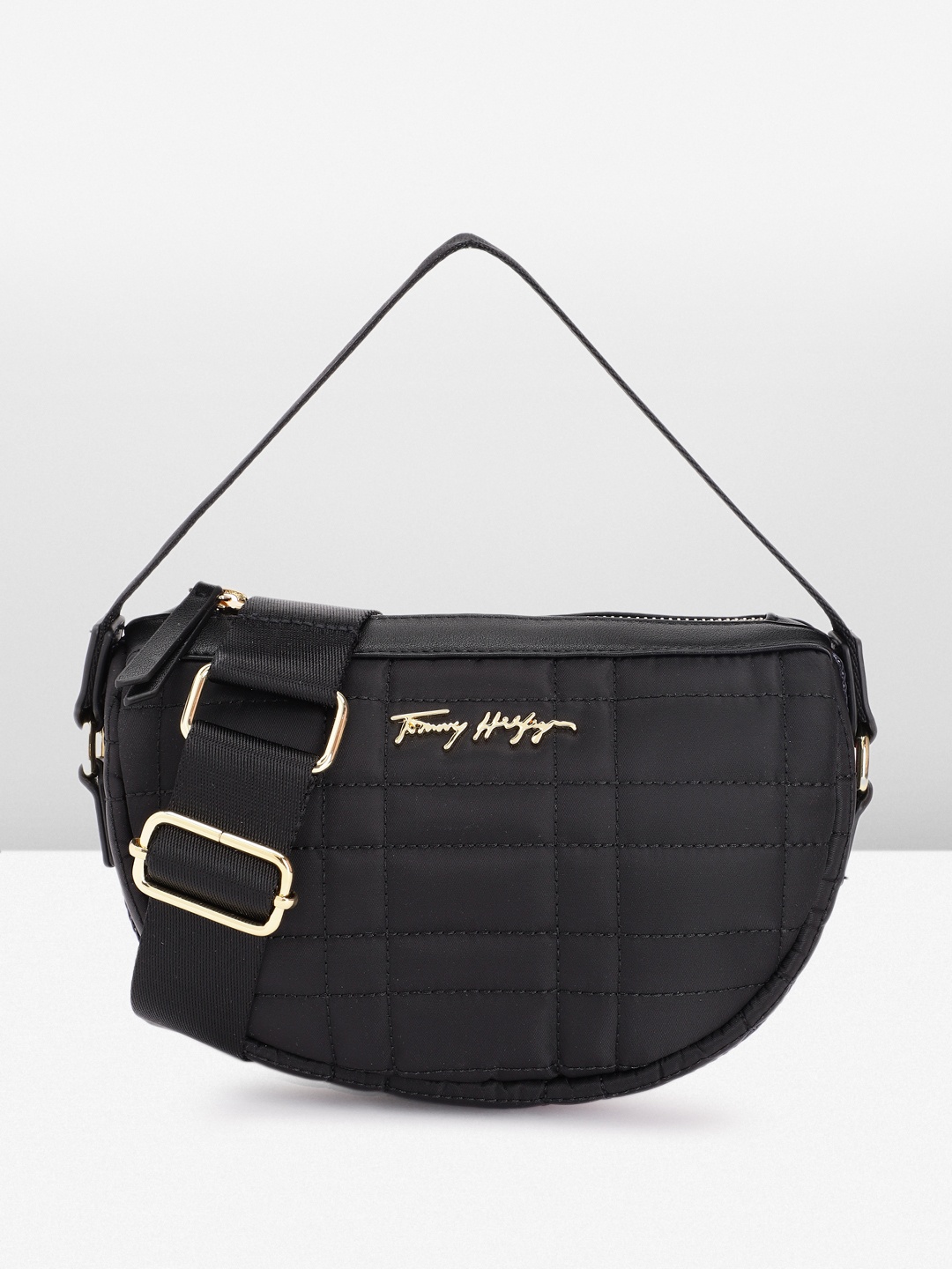 

Tommy Hilfiger Women Solid Handheld Bag, Black