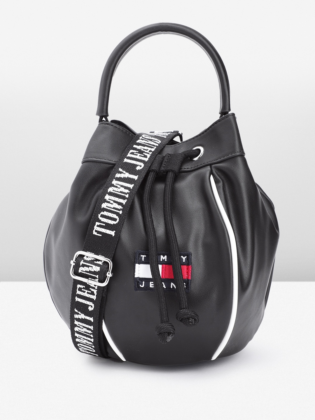 

Tommy Hilfiger Women Heritage Bucket Bag, Black