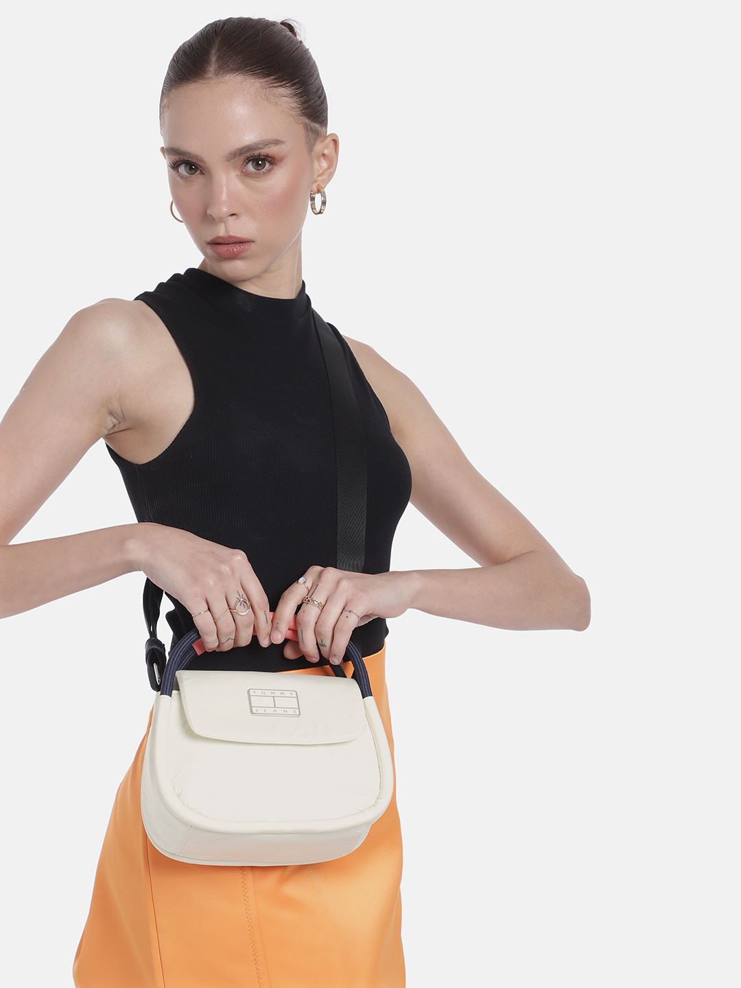 

Tommy Hilfiger Women Solid Handheld Bag, White