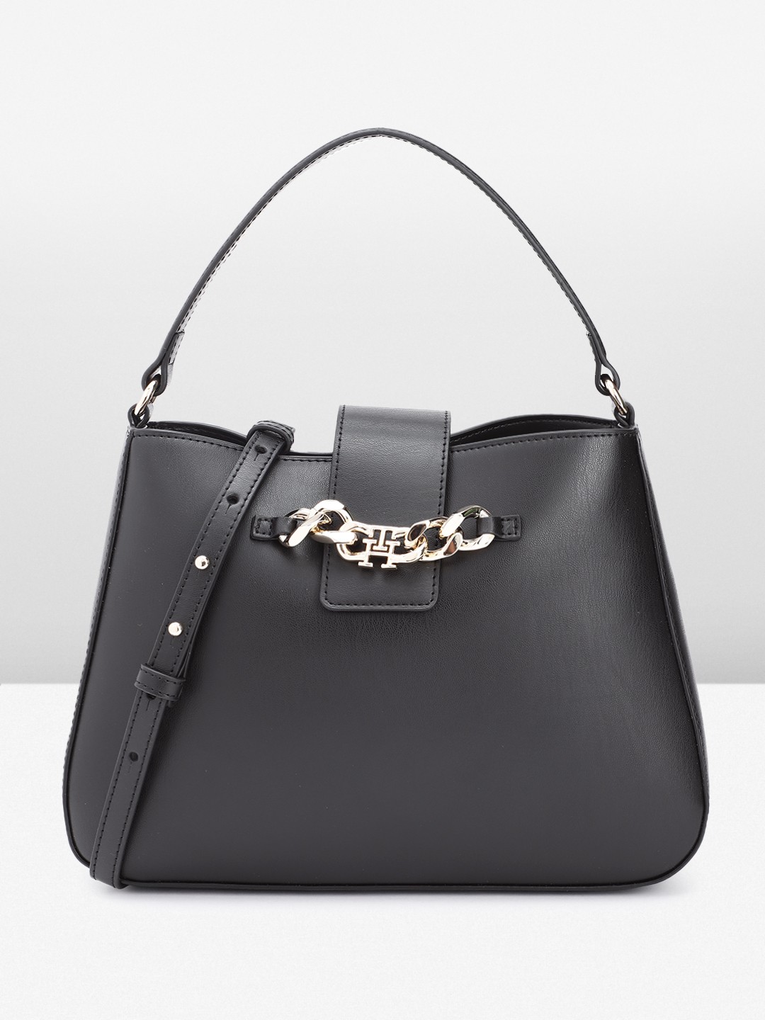 

Tommy Hilfiger Women Solid Handheld Bag, Black