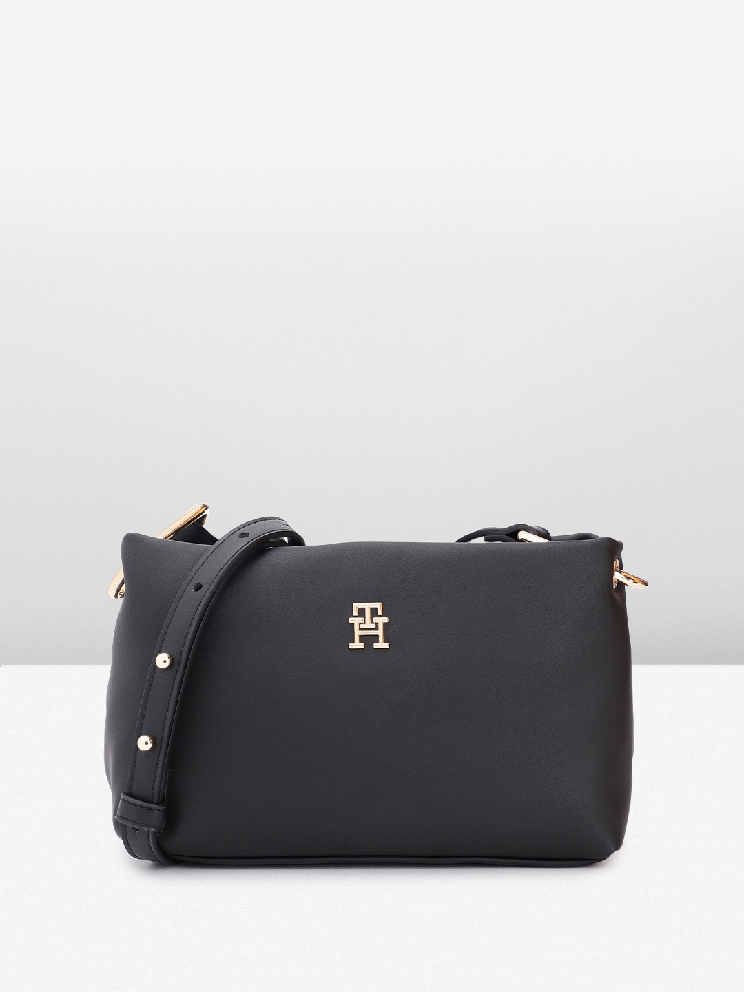 

Tommy Hilfiger Women Solid Sling Bag, Black
