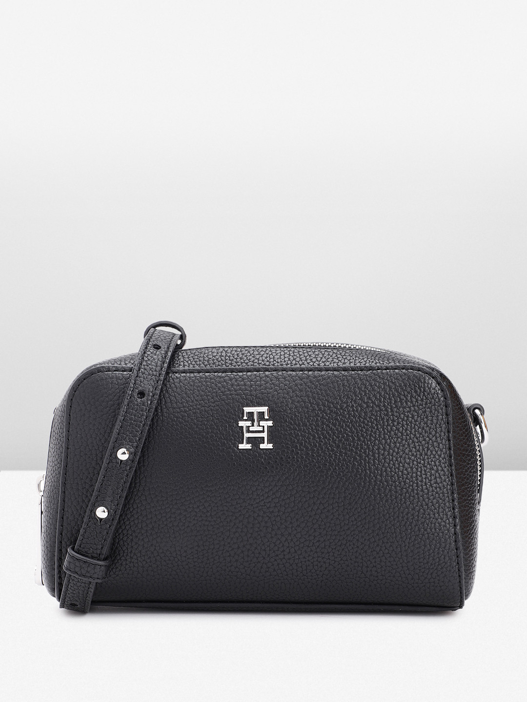 

Tommy Hilfiger Women Solid Sling Bag, Black