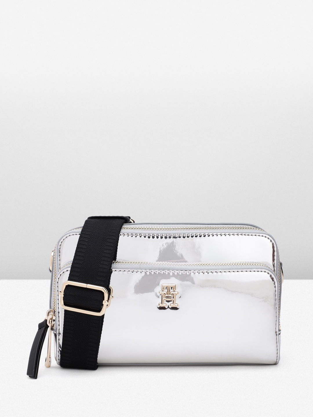 

Tommy Hilfiger Women Solid Sling Bag, Silver