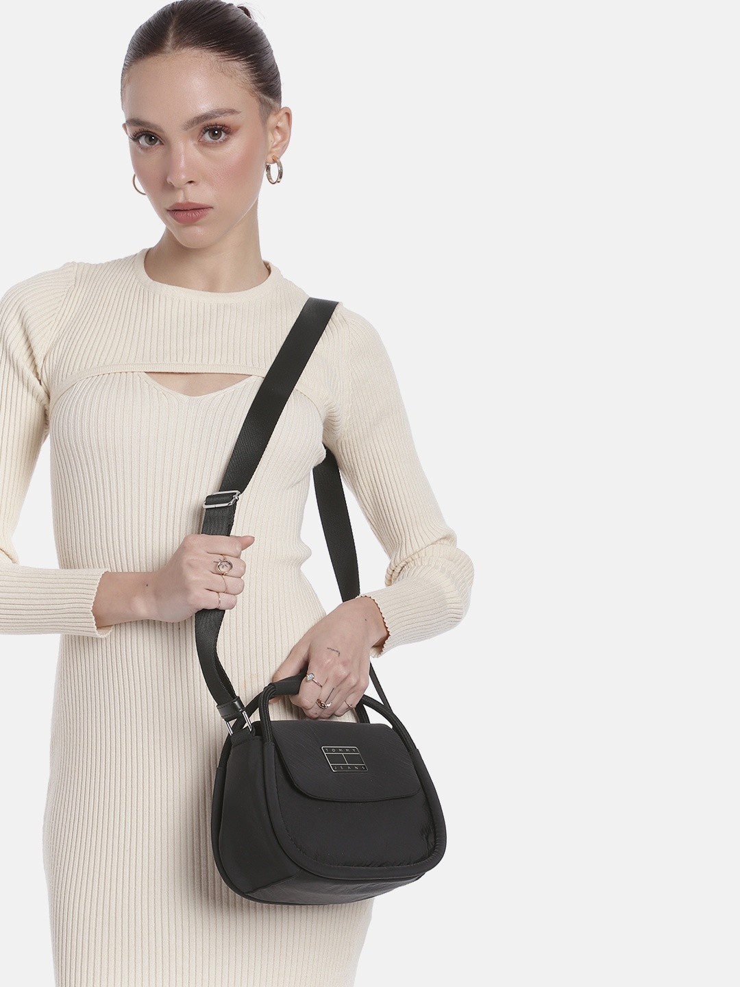 

Tommy Hilfiger Solid Structured Handheld Bag, Black