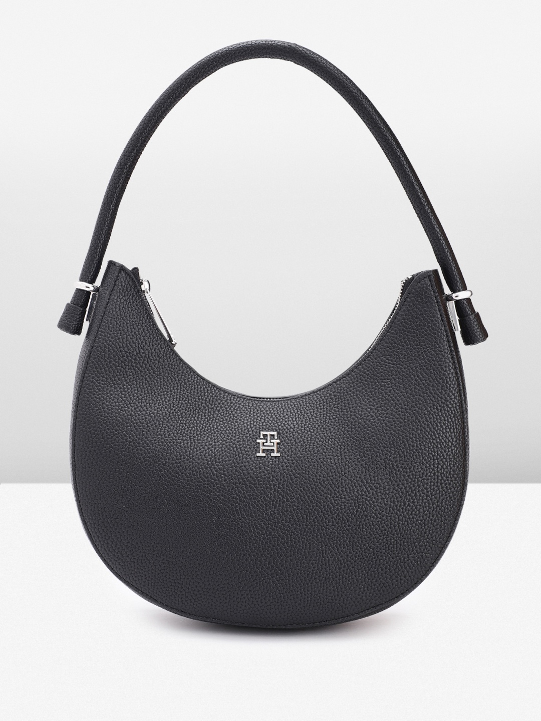 

Tommy Hilfiger Women Solid Hobo Bag, Black