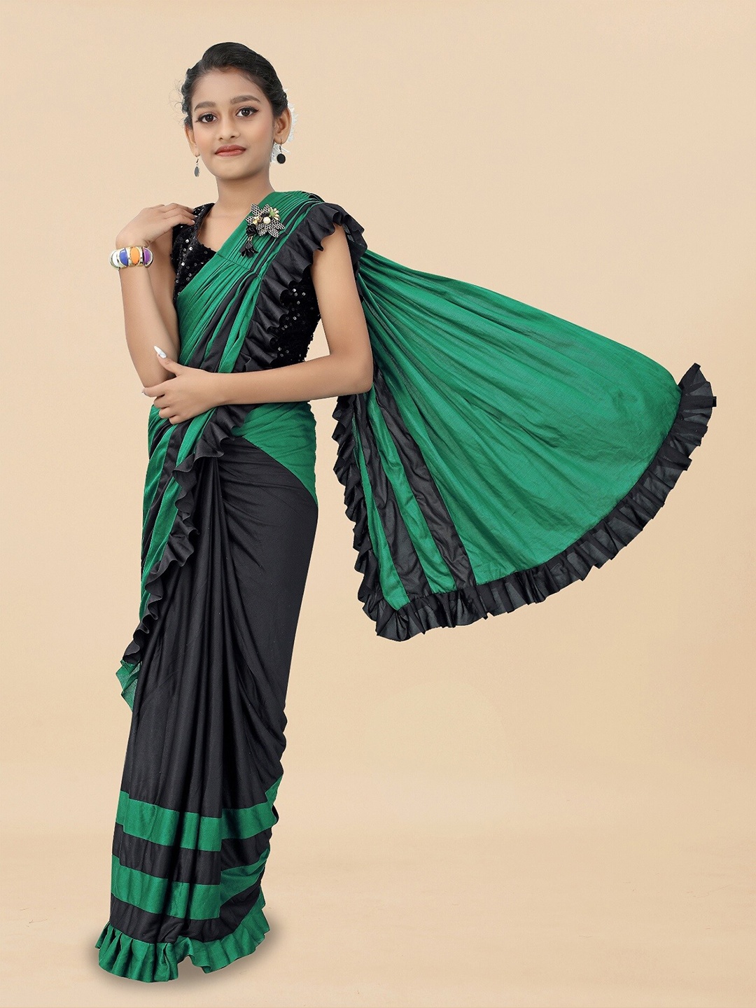 

APNISHA Girls Sequinned Ready to Wear Saree, Green
