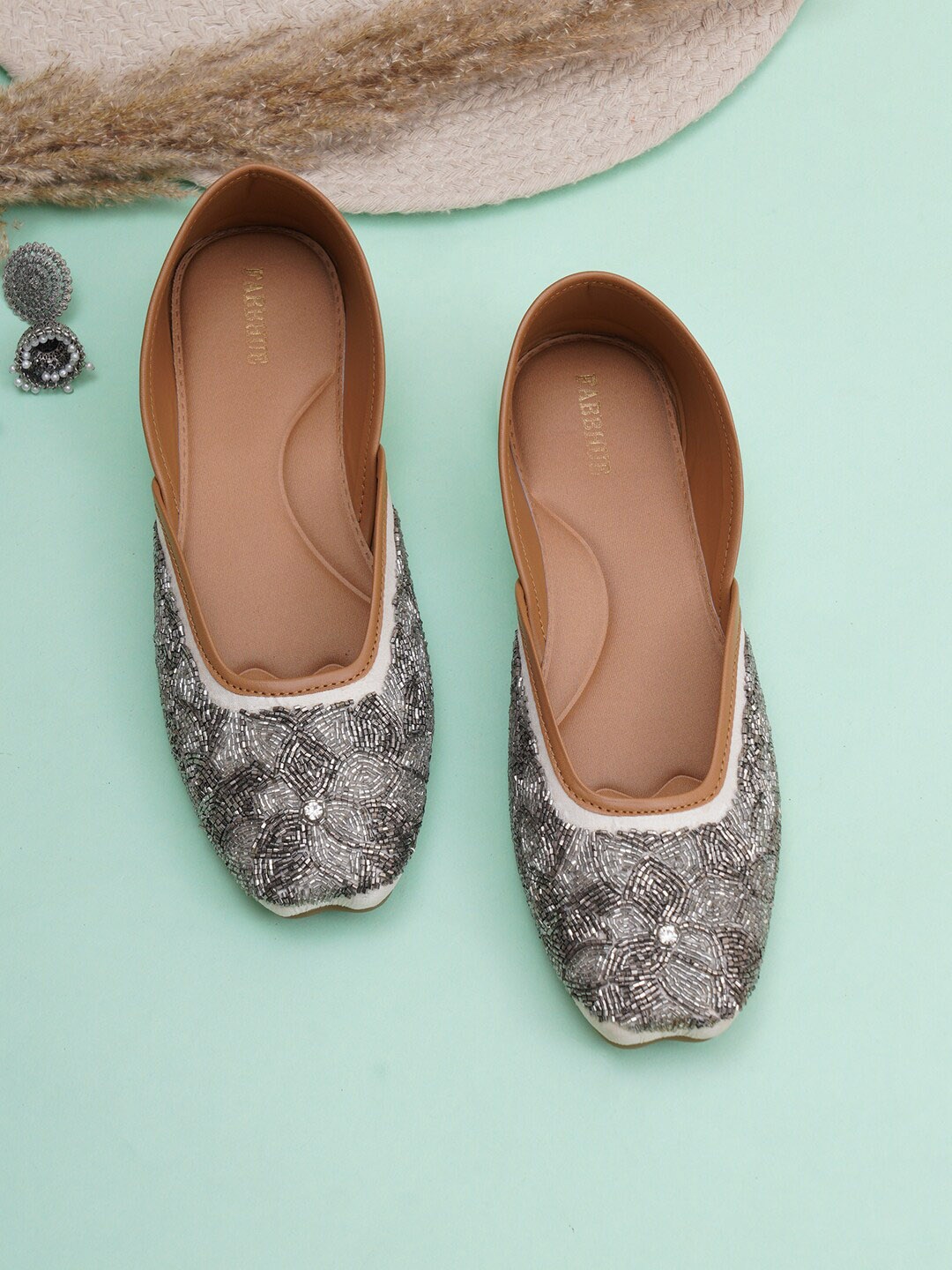 

FABBHUE Embellished Ethnic Mojaris Flats, Silver