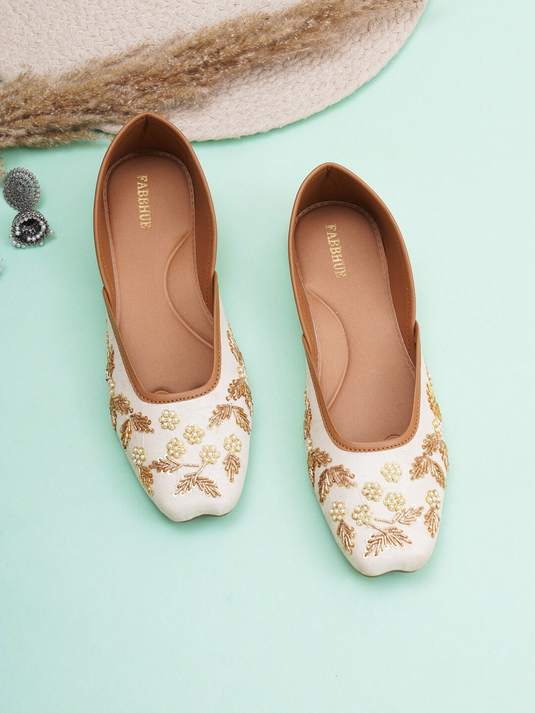 

FABBHUE Embellished Ethnic Mojaris Flats, White