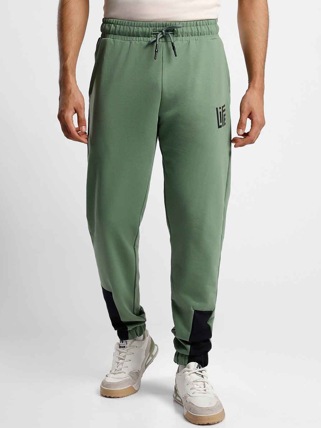 

NOBERO Men Relaxed Fit Mid-Rise Contrast Stripe Joggers, Olive
