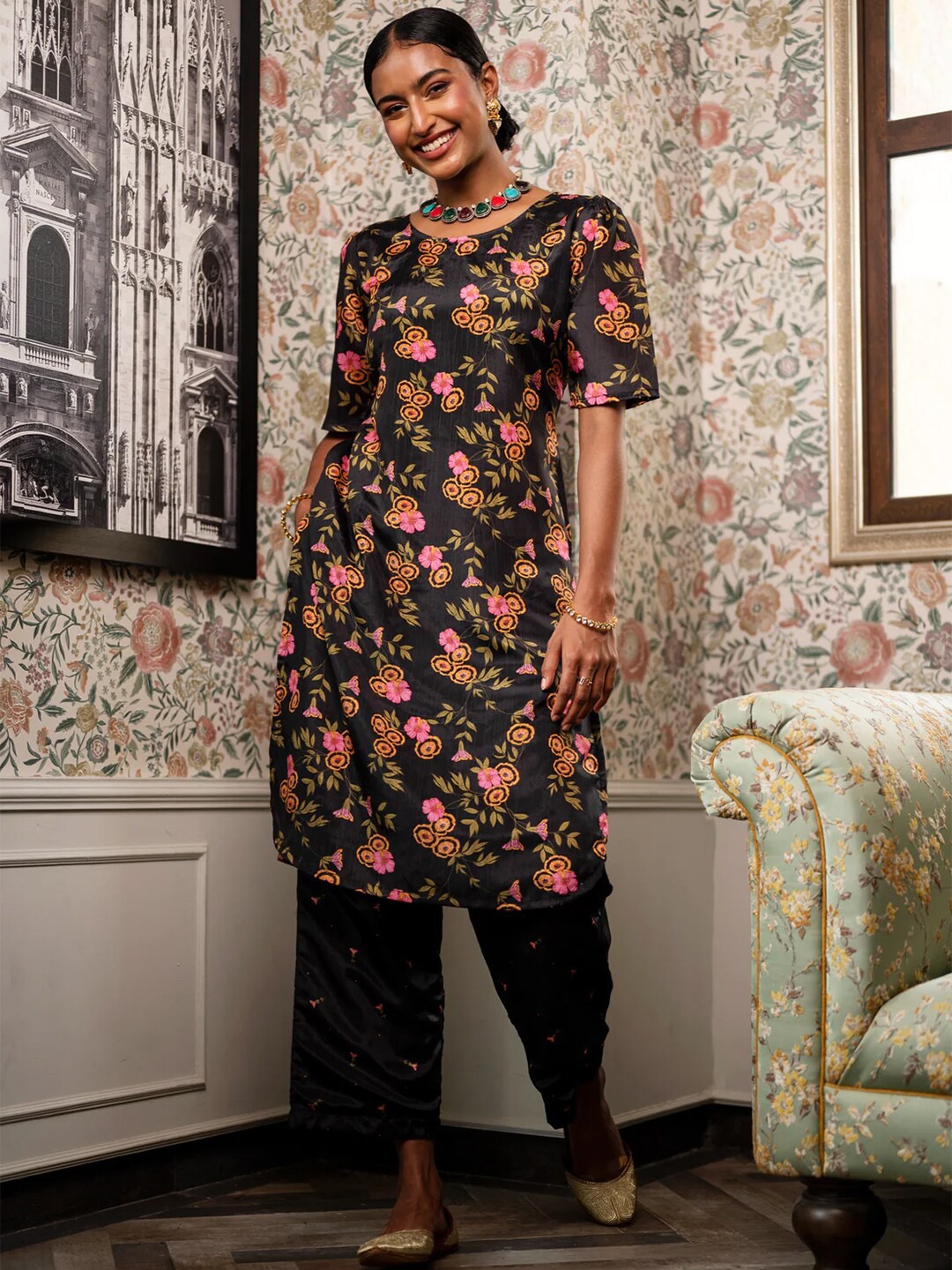 

Saaki Floral Printed Kurta With Trousers, Black
