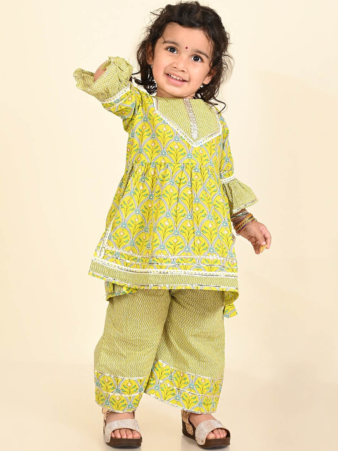 

LIL PITAARA Girls Floral Printed Gotta Patti Pure Cotton Kurta With Palazzos, Green