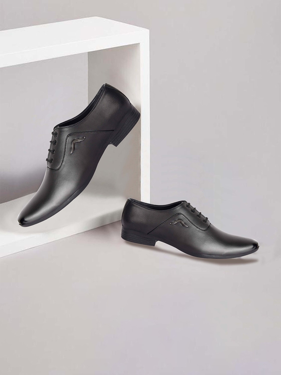 

aadi Men Pointed Toe Textured Formal Oxfords, Black