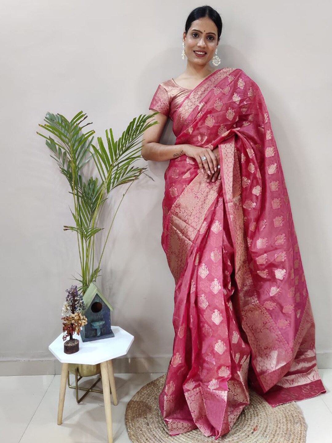 

Mitera Pink & Gold-Toned Woven Design Zari Organza Saree