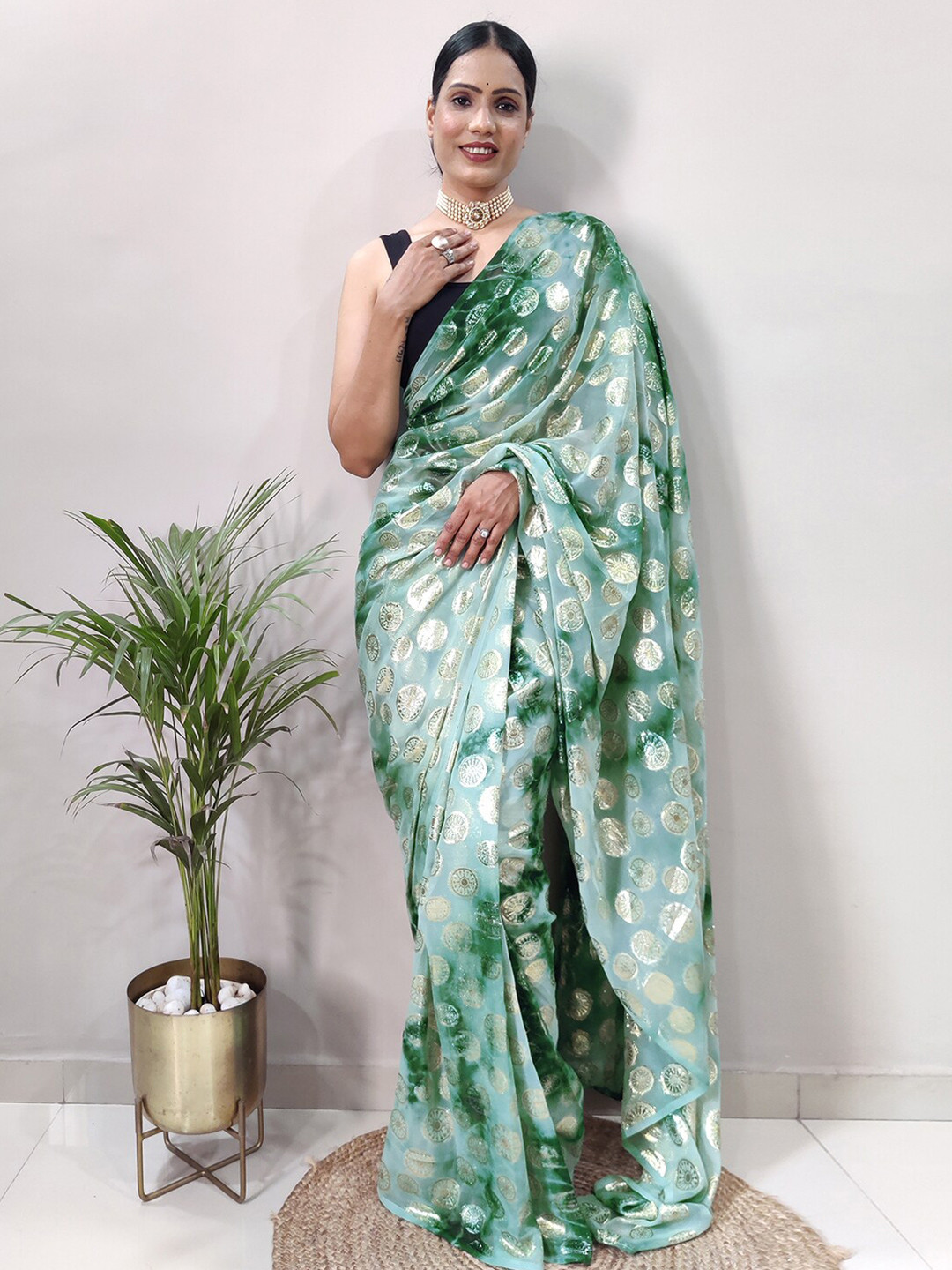 

Mitera Green & Gold-Toned Ethnic Motifs Woven Design Ready To Wear Saree