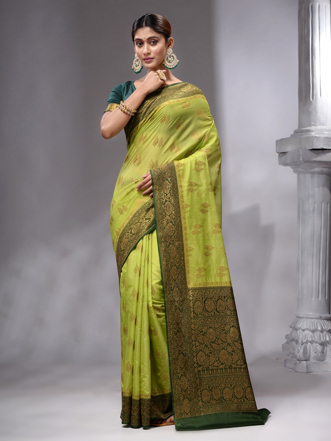 

HOUSE OF BEGUM Woven Design Zari Banarasi Saree, Green