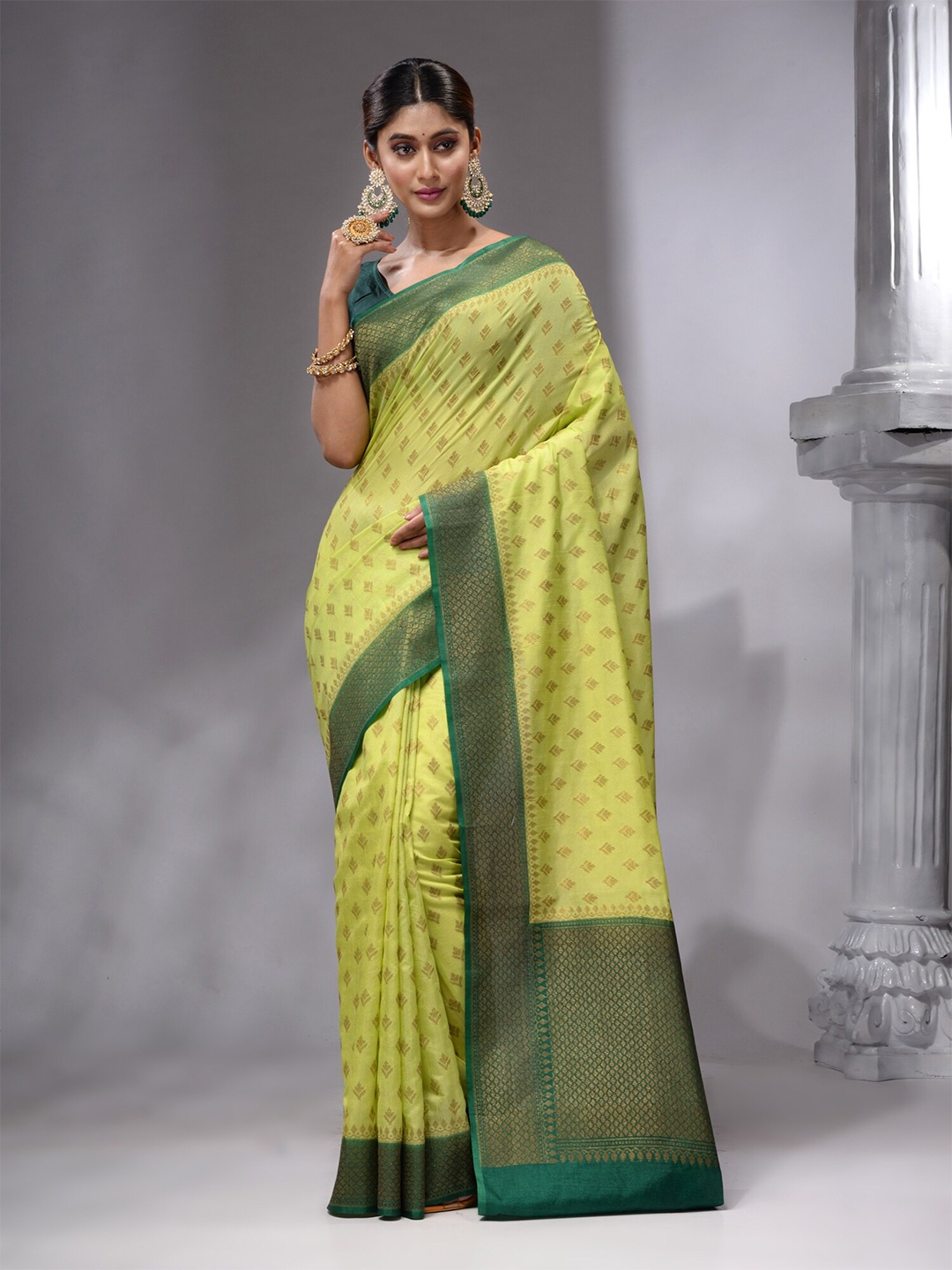 

HOUSE OF BEGUM Woven Design Zari Banarasi Saree, Green