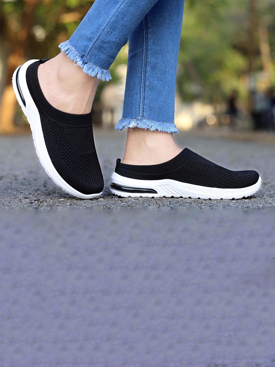 

aadi Women Textured Moisture Wicking Clogs, Black