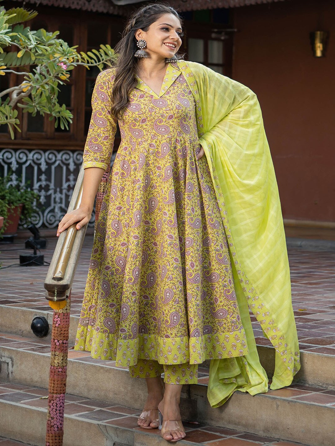 

WEAVLLITE Ethnic Motifs Printed Pure Cotton A-Line Kurta With Trousers & Dupatta, Green