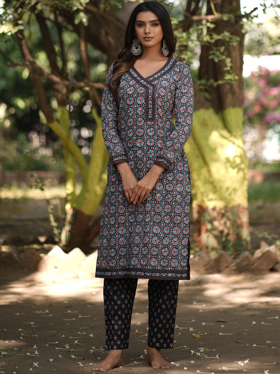 

WEAVLLITE Floral Printed Regular Pure Cotton Straight Kurta With Trousers, Black