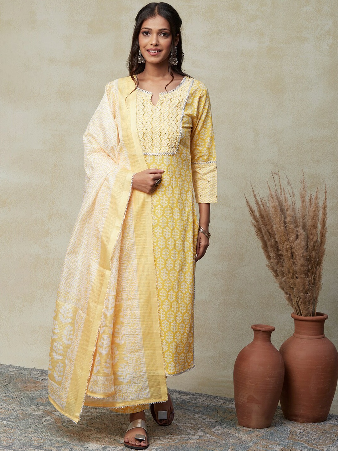 

FASHOR Yellow & White Ethnic Motifs Printed Kurta With Trousers & With Dupatta