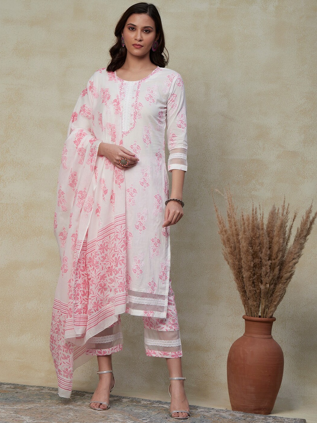 

FASHOR White Floral Printed Regular Pure Cotton Kurta with Trousers & With Dupatta