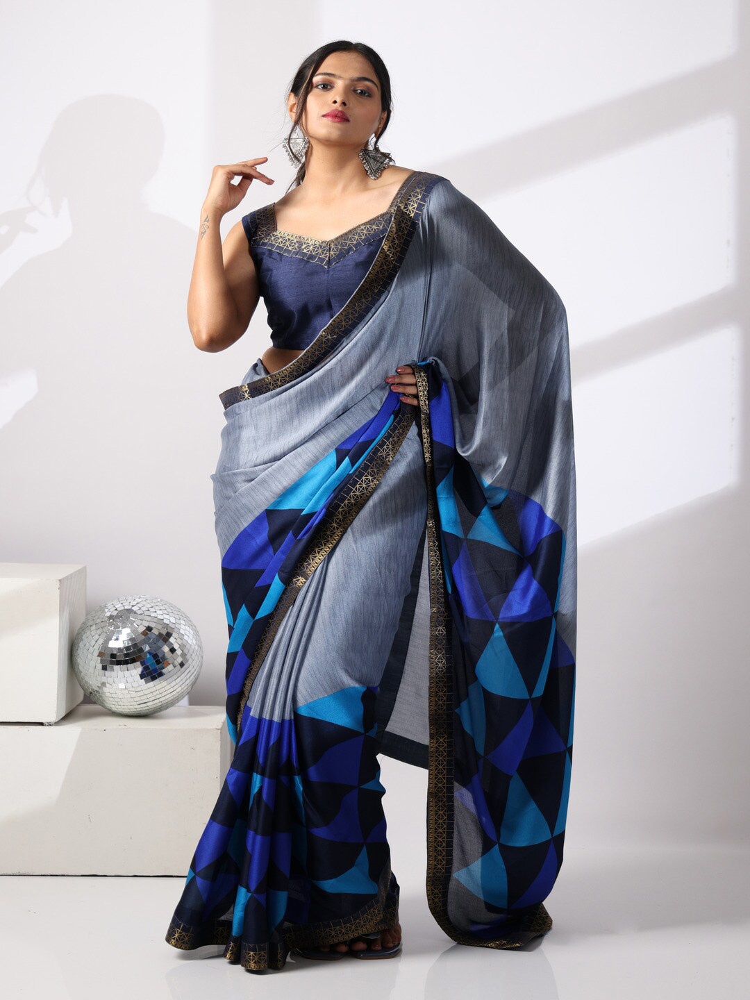 

Atulyam Tex World Geometric Printed Poly Georgette Saree With Zari Border, Navy blue