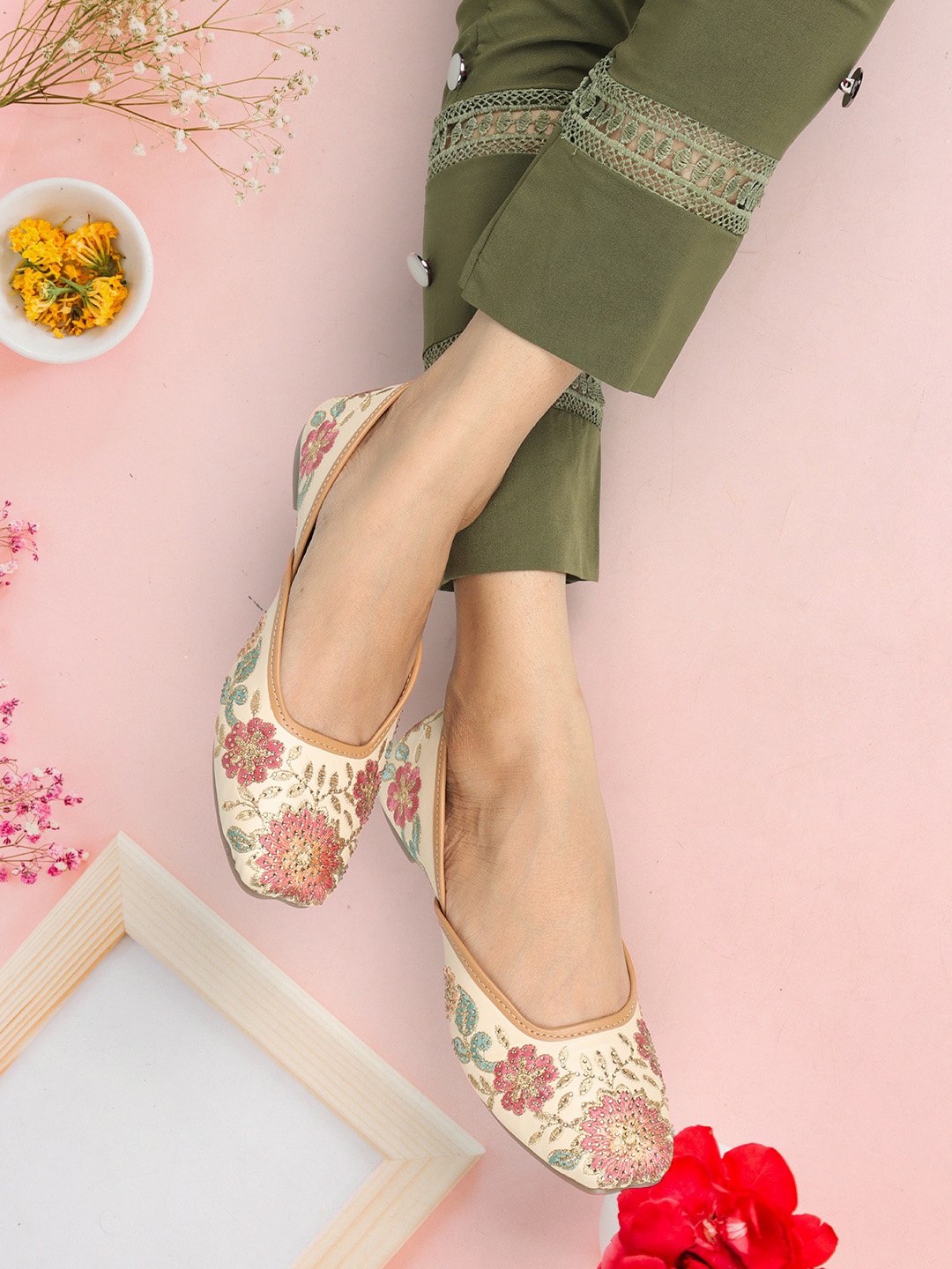 

ICONICS Square Toe Embroidered Ethnic Embellished Mojaris, Cream