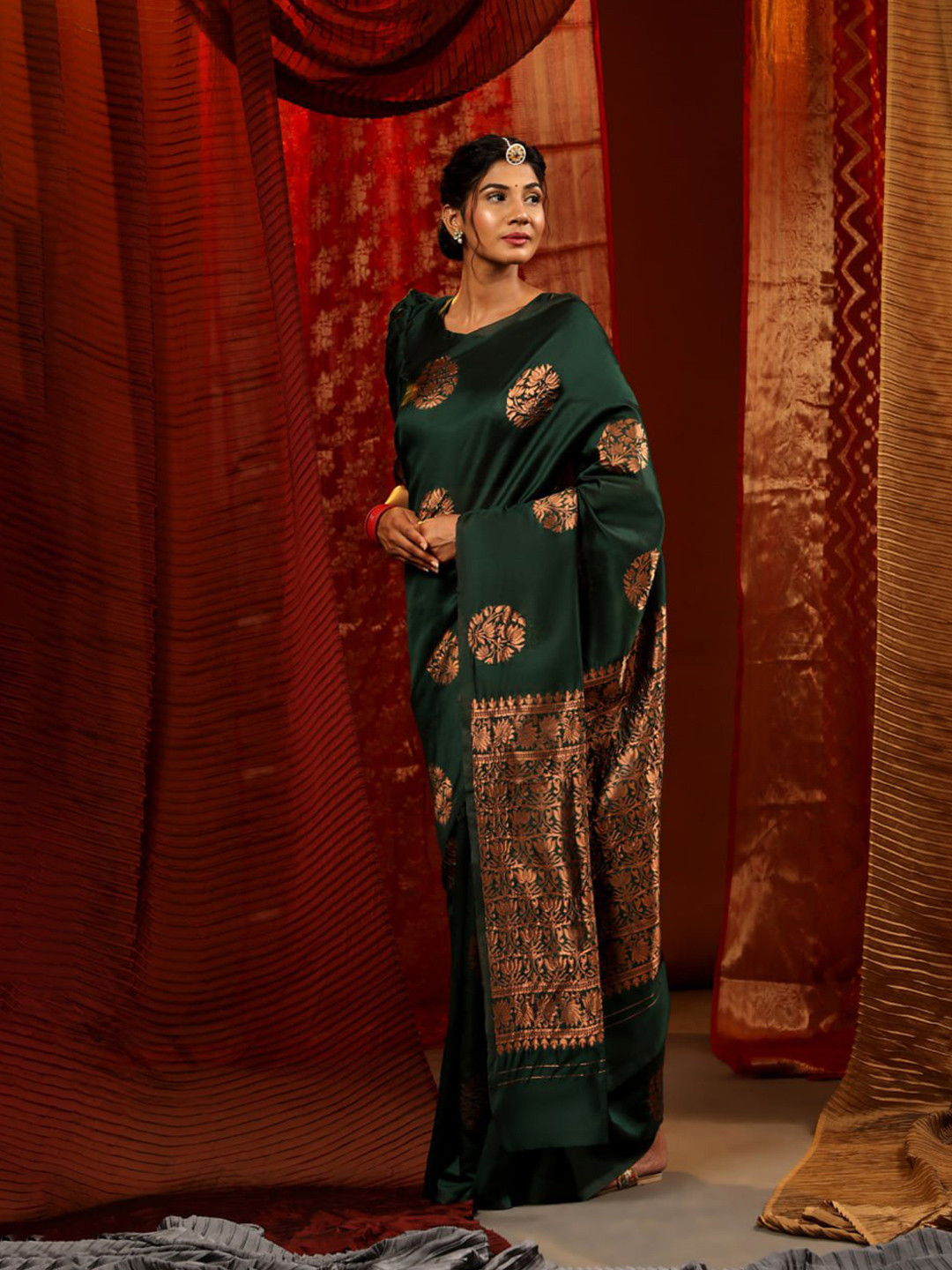 

Fab Viva Ethnic Motifs Woven Design Zari Banarasi Saree, Green
