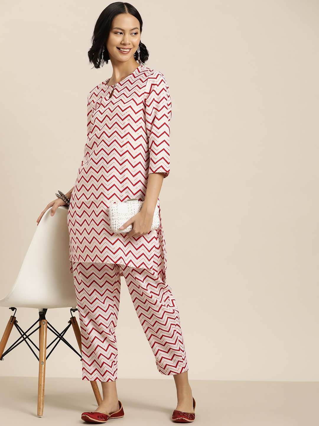 

HERE&NOW Chevron Printed Keyhole Neck Kurti with Trousers, Red