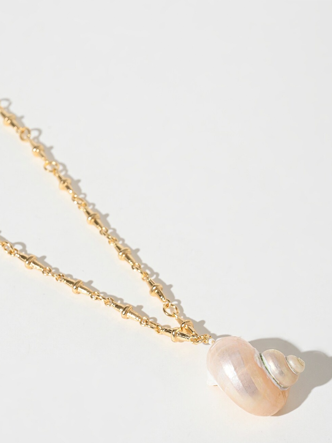 

XPNSV Shell Shaped Pendant With Chain, Gold