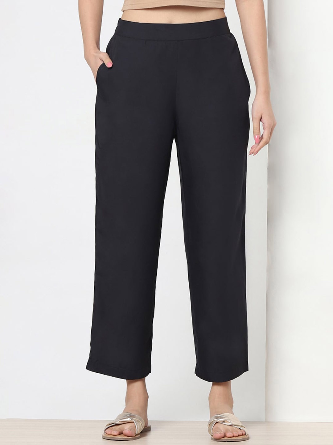 

Marigold Lane Women Mid-Rise Straight Fit Cropped Cotton Trousers, Black