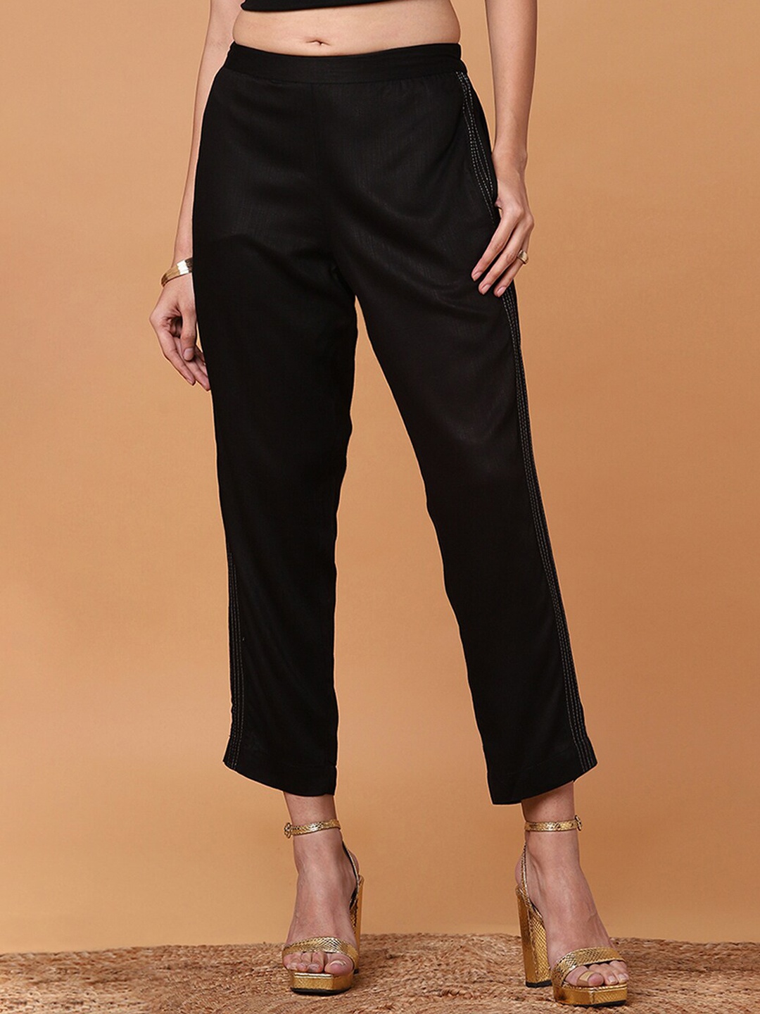

Marigold Lane Women Mid-Rise Straight Fit Cropped Trousers, Black